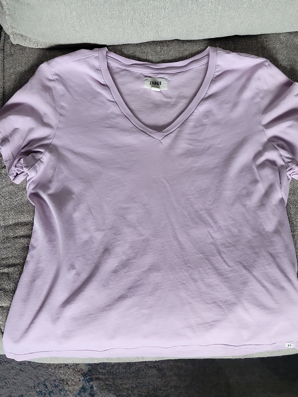 Pact Lavender Lilac V-Neck Short Sleeve Tee 100% cotton excellent condition Med